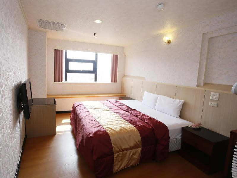 Lan Yin Tie Dao Hotel Tainan Bagian luar foto