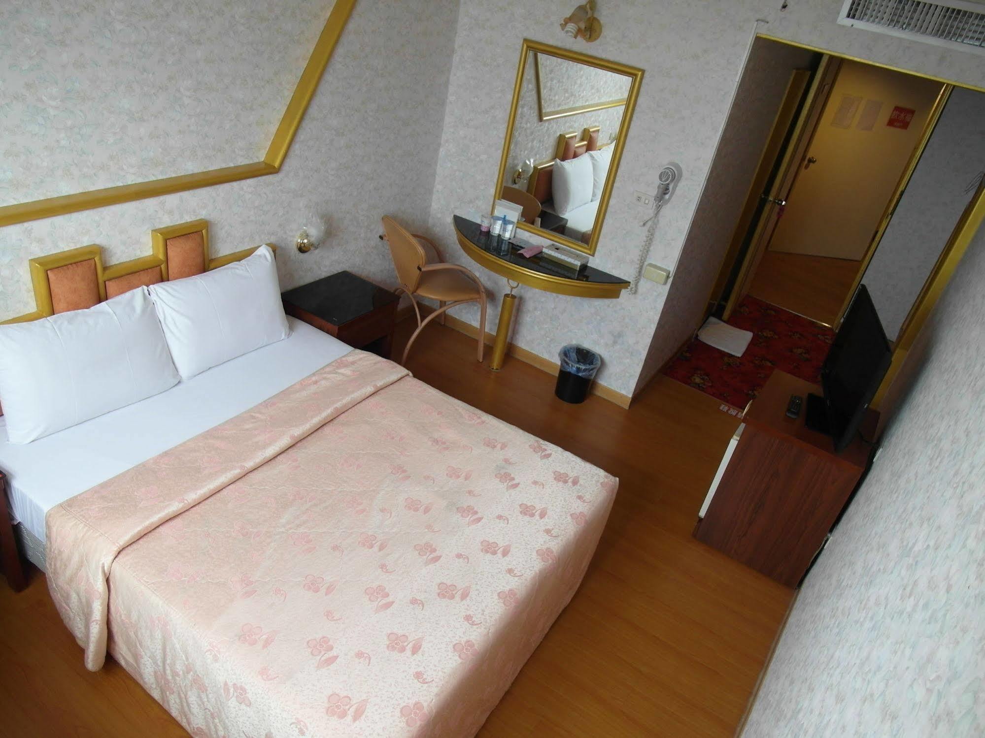 Lan Yin Tie Dao Hotel Tainan Bagian luar foto